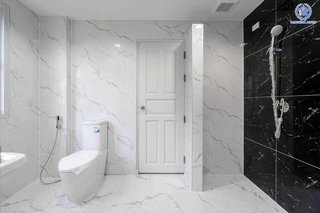 บ้านมือสองตกแต่งใหม่ แบรนด์ Q.House ม.ลัดดารมย์ ปิ่นเกล้า-กาญจนาภิเษก หลังใหญ่ตกแต่งเรียบหรู เนื้อที่ 84.6 ตร.ว. #หลังมุม ฟังก์ชันจัดเต็ม 4 ห้องนอน 3 ห้องน้ำ 1 ห้องอเนกประสงค์ จอดรถได้ 2 คัน พร้อม Living Room กว้าง บนทำเลศักยภาพ ใกล้เซ็นทรัลเวสต์เกต, วงเวียนพระราม5, ทางด่วน "กาญจนาภิเษก" และรถไฟฟ้า "สถานีตลาดบางใหญ่"